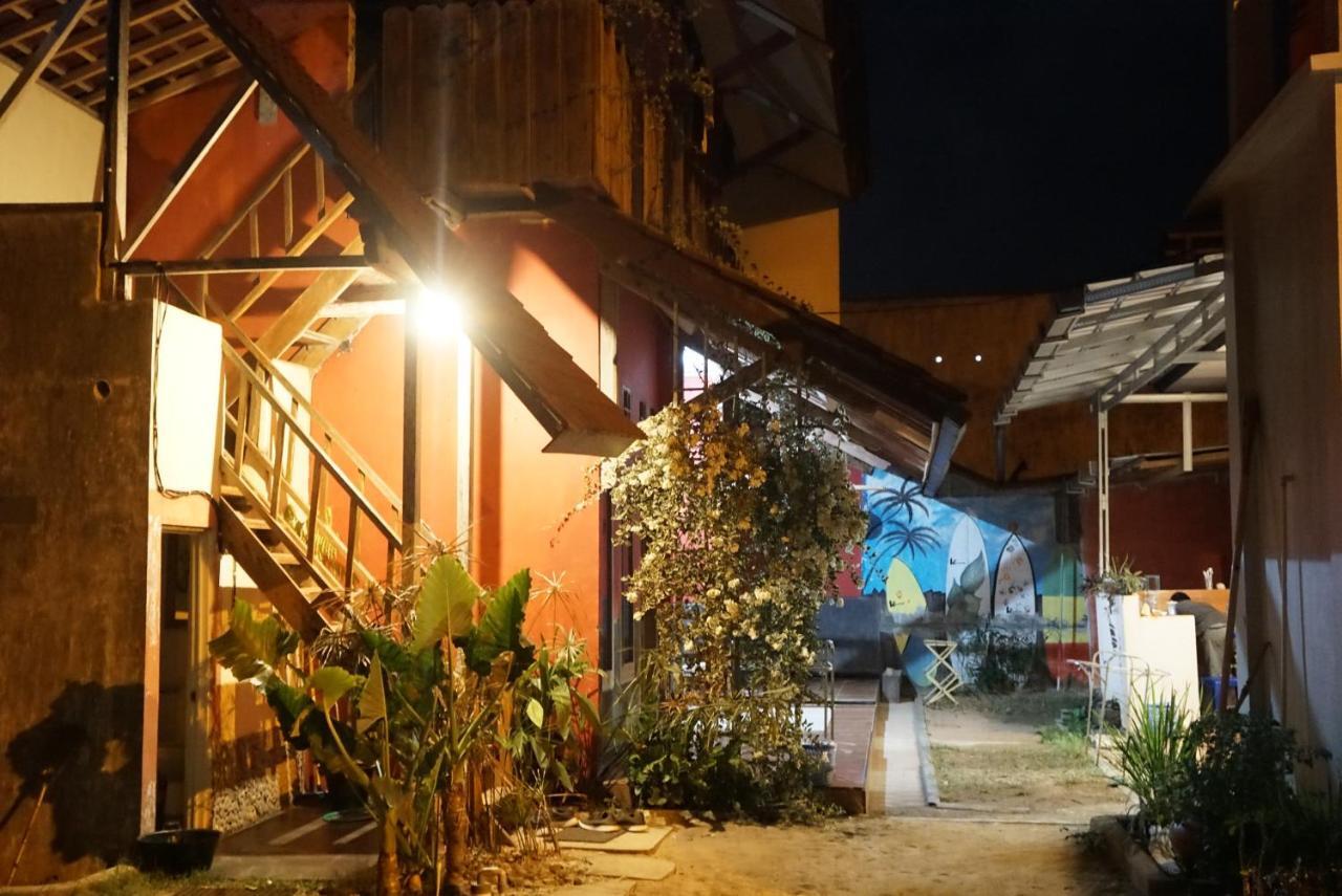 Harry'S Ocean House Pacitan Apartamento Exterior foto